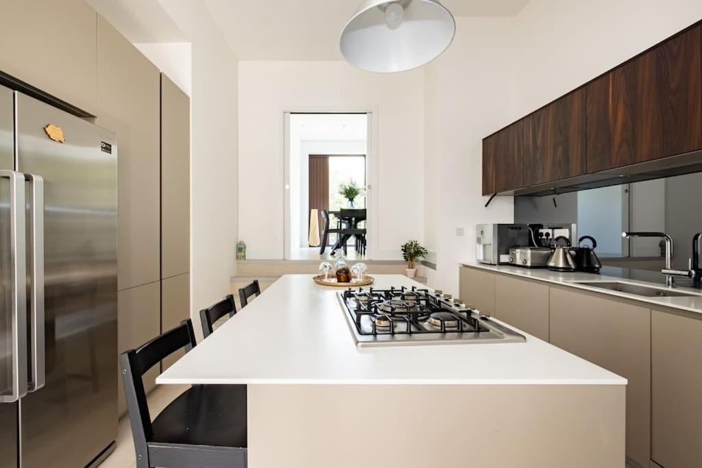 Vakantiehuis Modern 3 Bedroom Townhouse By Wild Roses *