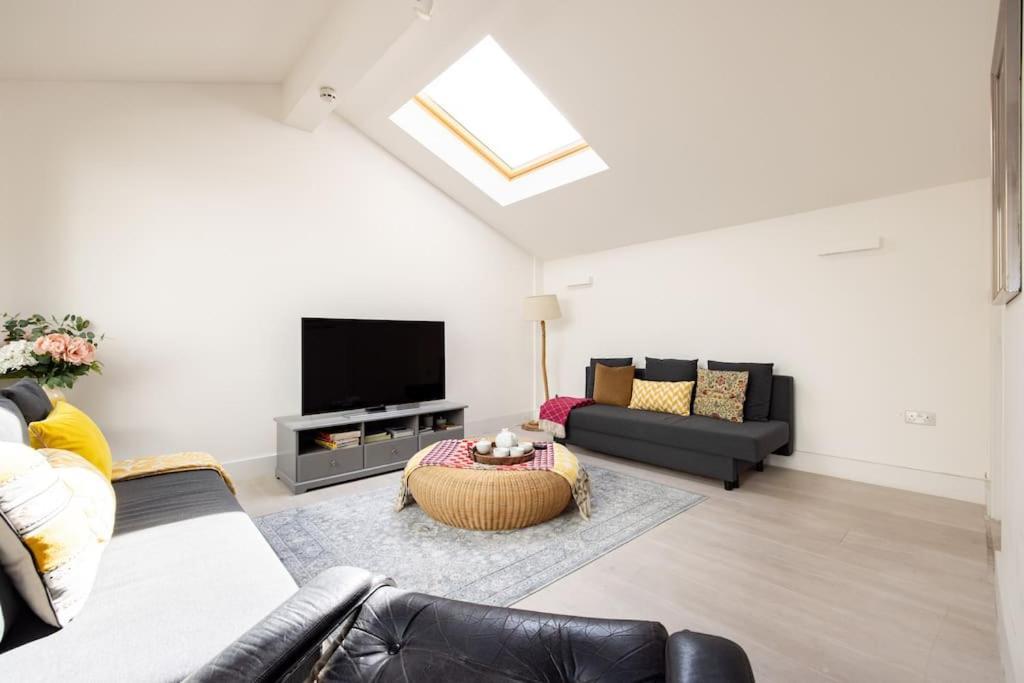 Modern 3 Bedroom Townhouse By Wild Roses Vakantiehuis *