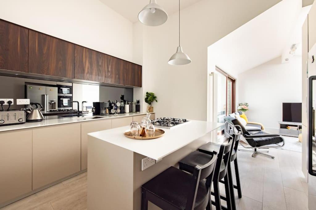 Modern 3 Bedroom Townhouse By Wild Roses Londen
