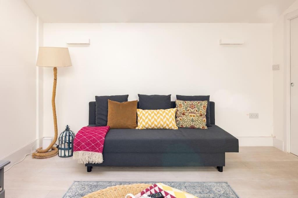 Modern 3 Bedroom Townhouse By Wild Roses Londen